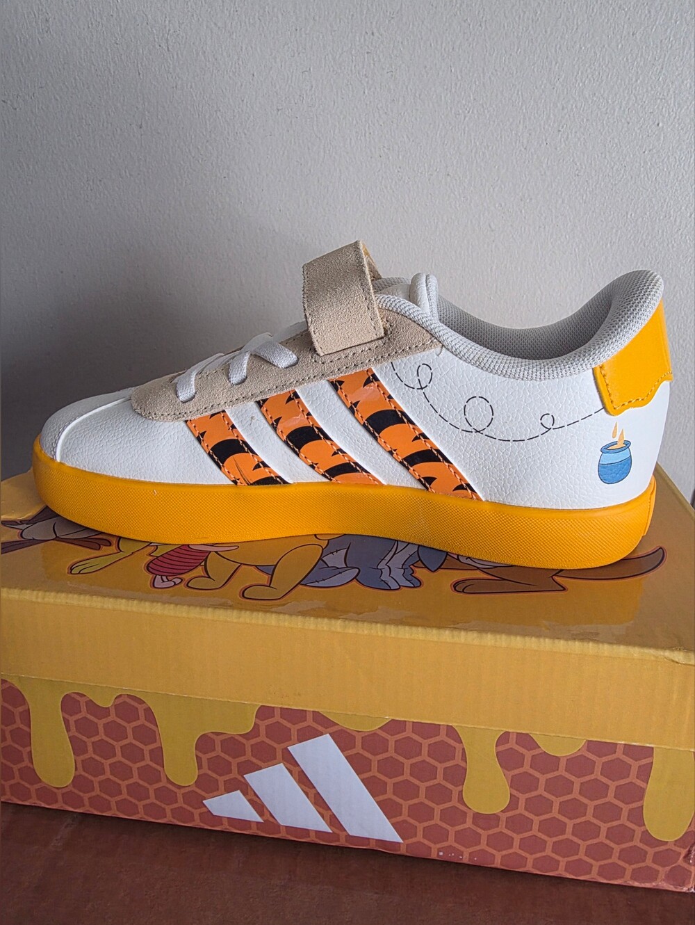 Adidas Winnie the Pooh Youth Size 2 New With Box